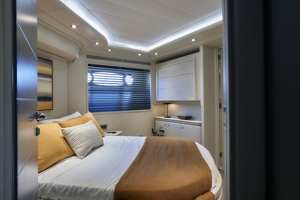 2005 CUSTOM LINE 112' 